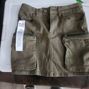 Tinseltown Olive Green Skirt with Zipper Details